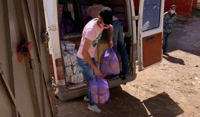 Jamal uit Rotterdam deelt tijdens lockdown voedselpakketten uit in Nador (video)