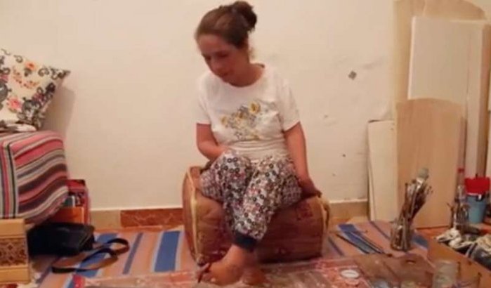 Marokkaanse kunstenares zonder armen schildert met voeten (video)