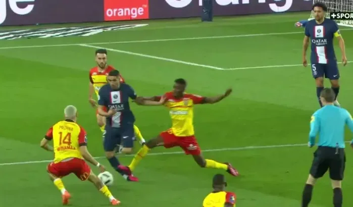 Achraf Hakimi vergeeft Salis Abdul Samed