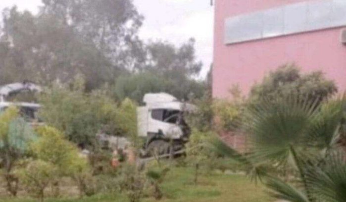 Marokko: vrachtwagen rijdt kliniek binnen in Khouribga