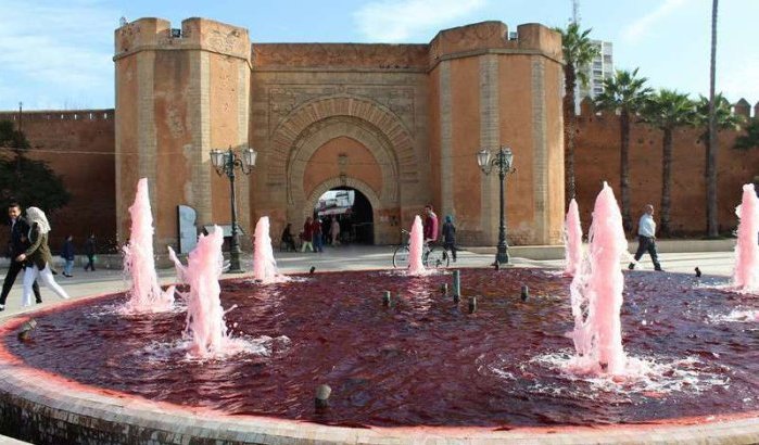 Fonteinen Rabat rood gekleurd tegen vrouwengeweld (foto's)
