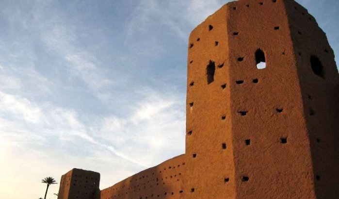 Historische walmuur nabij koninklijk paleis Marrakech ingestort