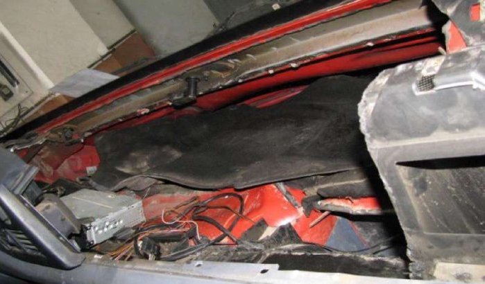 Marokkaan reist naar Spanje met echtgenote in auto en minnares onder dubbele bodem