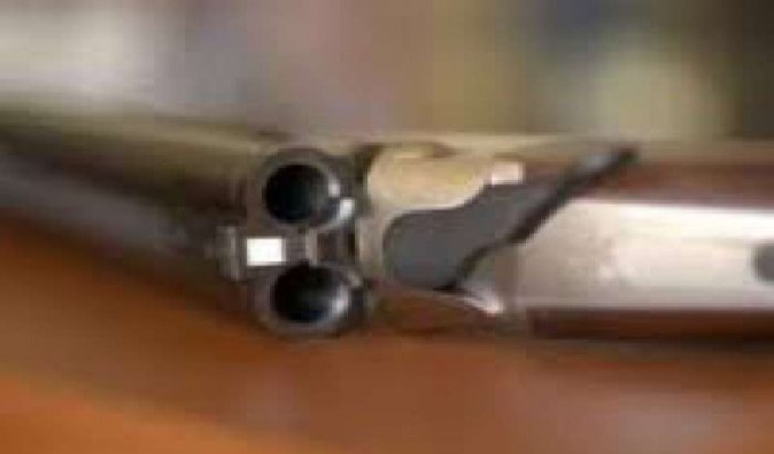 Man schiet jachtgeweer leeg op voorbijrijdende auto in Khenifra