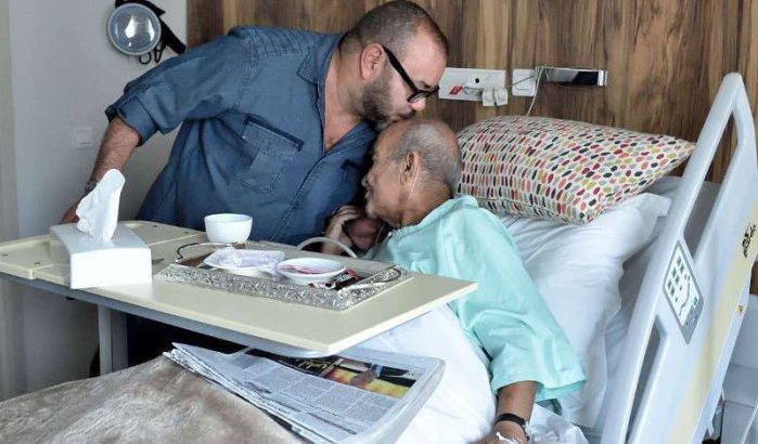 Koning Mohammed VI bezoekt voormalige premier Abderrahmane Youssoufi in ziekenhuis (foto's)