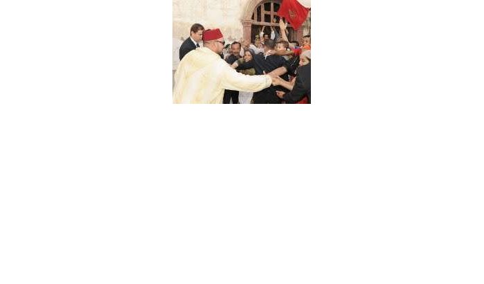 Koning Marokko alleen in medina Casablanca 