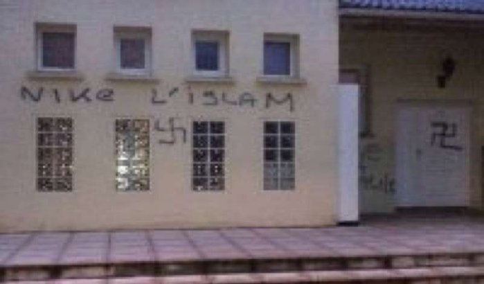 Franse moskee beklad met islamhatende leuzen 