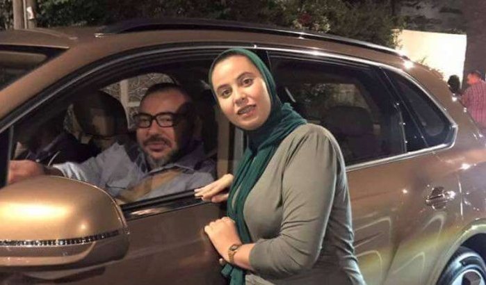 Koning Mohammed VI helemaal alleen in Casablanca (foto)