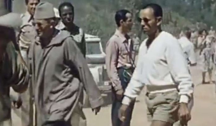 Hassan II bezocht werf in korte broek