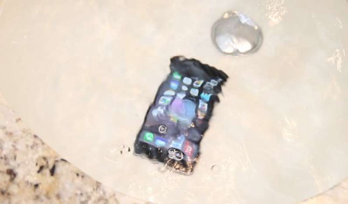 Schooldirecteur in Marokko gooit smartphones leerlingen in water als straf