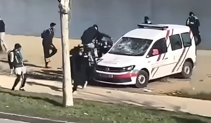 Voetbalrellen in Tetouan: 22 agenten gewond (video)