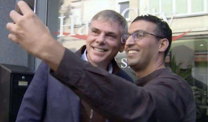 Marokkaanse barbier aan Filip Dewinter: "Vertrouw jij een Marokkaan achter jou met een scheermes?" (video)