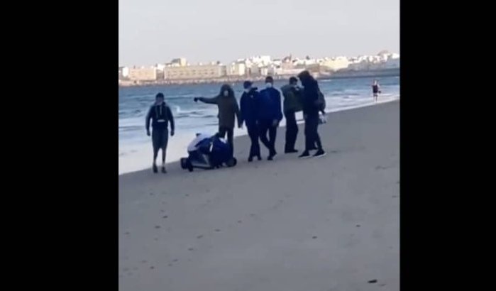Dolblije Marokkaanse migranten kussen grond bij aankomst in Spanje (video)