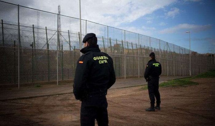 Guardia civil door migrant gewond bij grensovergang Melilla