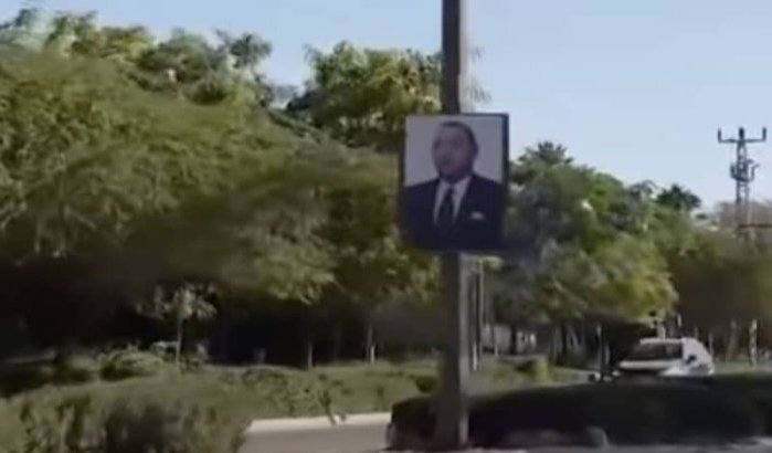 Vlaggen Marokko en portret Mohammed VI in straten Israël (video)