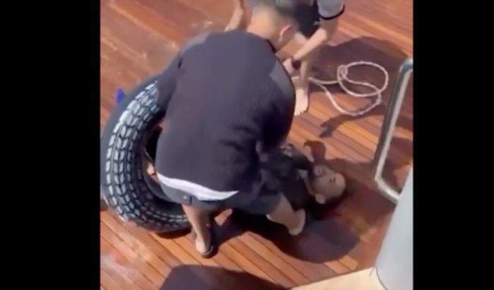 Marokkaan zwemt naar Spanje met zwemvliezen en boei (video)