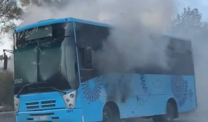 Bus vat vuur in Tanger (video)