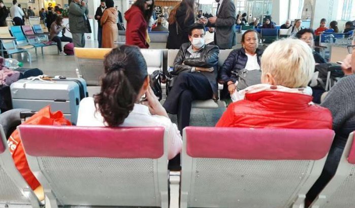 Nederlandse ambassadrice in Marokko spreekt gestrande Nederlanders toe (video)