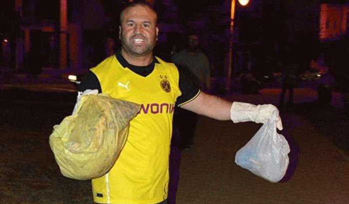 Foto's: gemeenteraadsvoorzitter Nador helpt afval ophalen