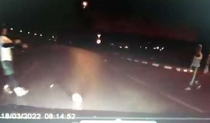Ongelooflijk, voetbalwedstrijd bij oprit snelweg in Marokko (video)