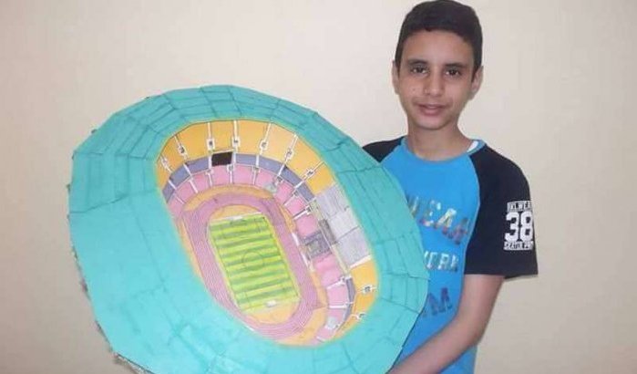 Jonge Marokkaan maakt boot, stadion of moskee met karton (foto's)