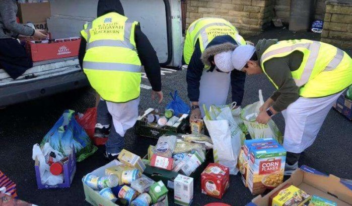 Groot-Brittannië: moslims helpen armen met kerst (video)