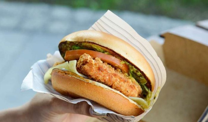Personeel McDonald's verstopt stukjes varkensvlees in hamburgers voor moslims (video)