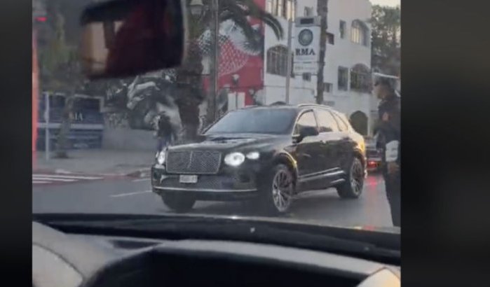 Koning Mohammed VI stopt stoet voor voetganger (video)