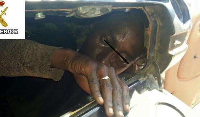 Migrant verstopt achter dashboard bij grens Marokko