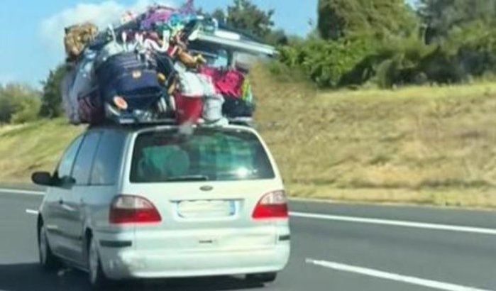 Heel Italië lacht: overladen auto op weg naar Marokko viral