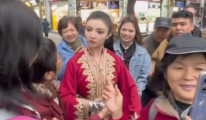 Robot met kaftan in straten China (foto's)