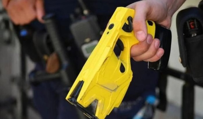 Taser redt agent in Tanger 