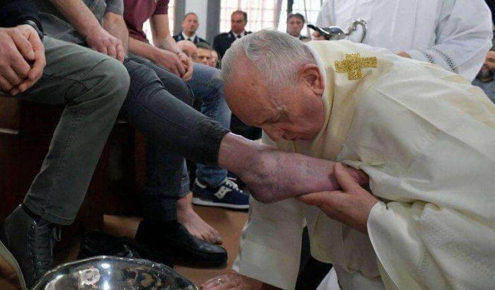 Paus Franciscus wast en kust voeten Marokkaan
