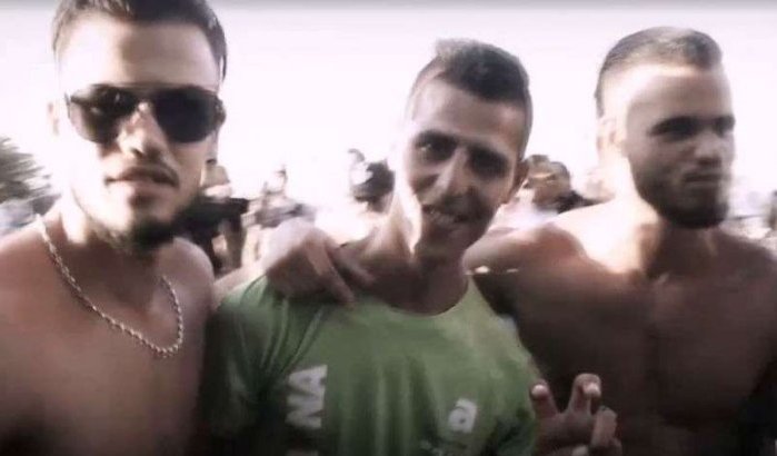 Wie zijn deze knapperds die trots hun spieren tonen in Tanger? (video)