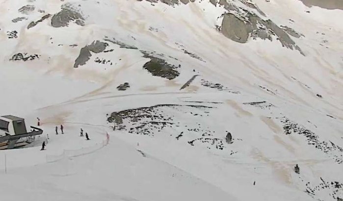Zandstof uit Sahara op besneeuwde bergen Pyreneeën 