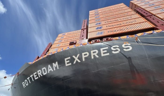 Megaschip Rotterdam Express botst tegen havendam in Marokko 
