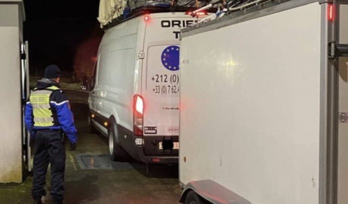Franse politie houdt overbeladen voertuigen op weg naar Marokko tegen (foto)
