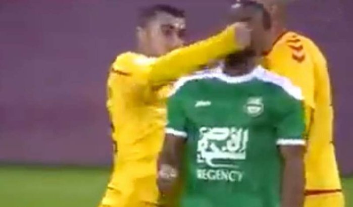 Mohcine Iajour krijgt klap in gezicht tijdens wedstrijd in Qatar (video)