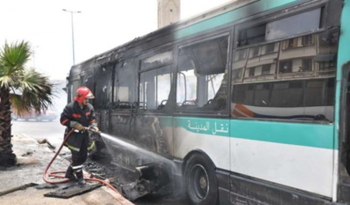 Lijnbus brandt uit in Casablanca (video)