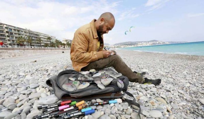 Hicham uit Nice bedenkt kunstproject met kiezelstenen