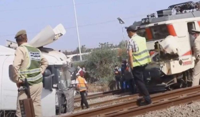 Marokko: trein botst tegen van snelweg geraakte vrachtwagen (video)