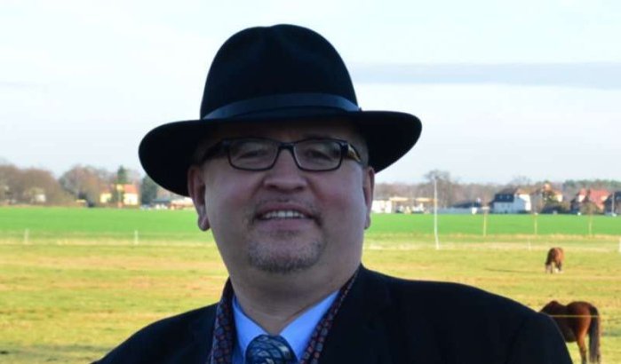 Duitse partijleider Arthur Wagner, van islamofoob tot moslim