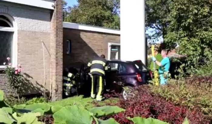 Automobilist ramt moskee in Heerenveen (video)