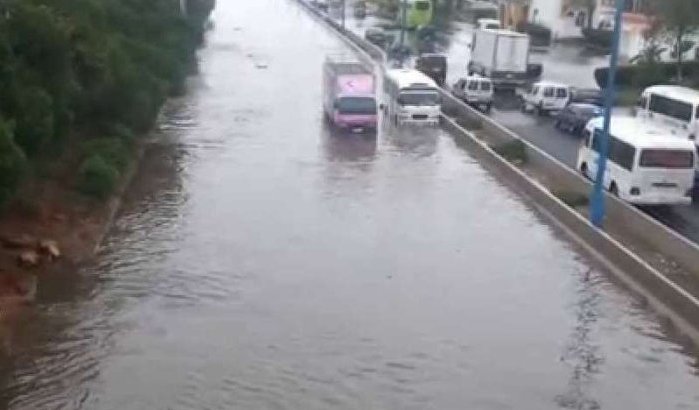 Snelweg Casablanca onder water door regen (video)