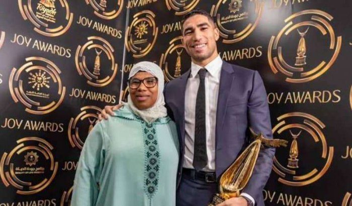 Achraf Hakimi neemt moeder mee op award-uitreiking