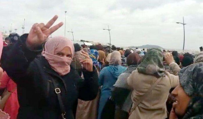 Duizenden Marokkaanse dragers demonstreren bij grens Sebta (video)