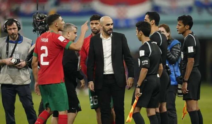 Bondscoach Walid Regragui tikt spelers op de vingers