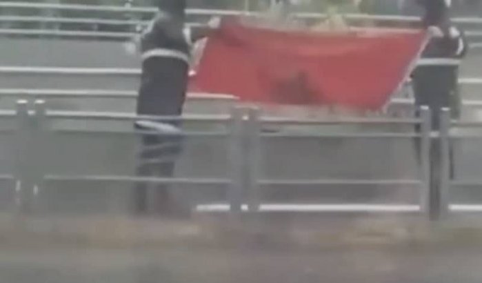 Politieagenten viral na ceremonieel plooien gevallen Marokkaanse vlag (video)