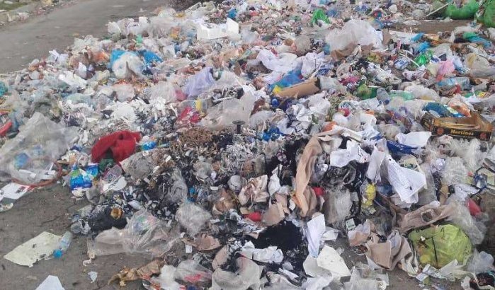 Tanger loopt over van afval