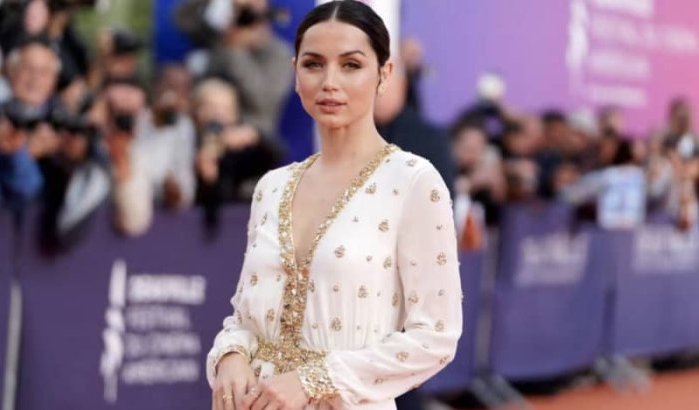 Actrice sensationeel in "Marokkaanse kaftan"